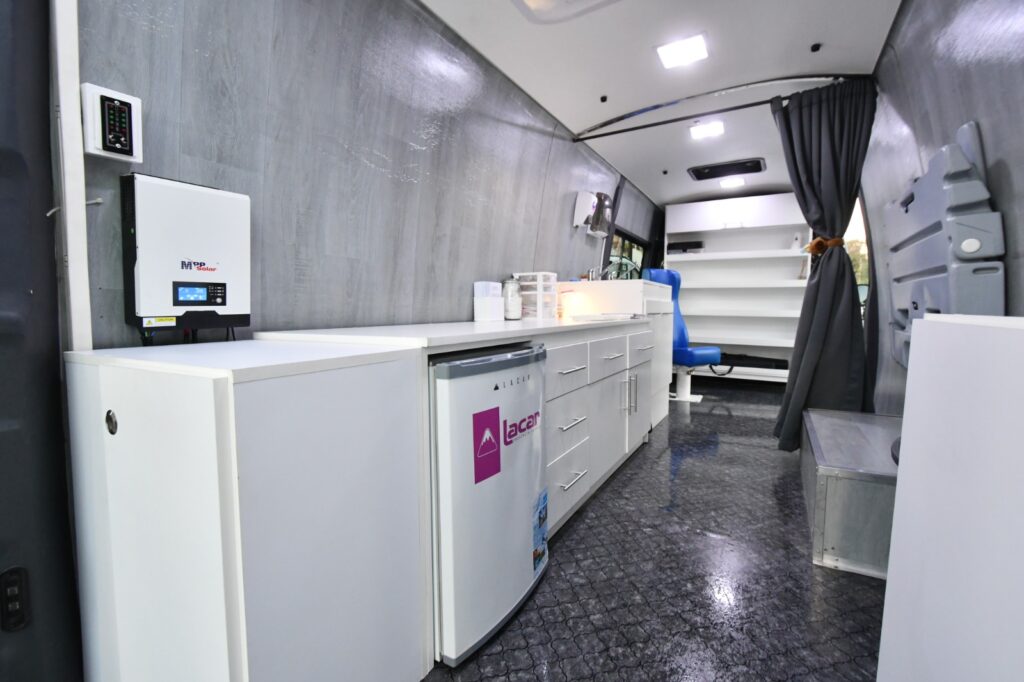 Un novedoso vacunatorio alimentado con energía solar recorre las calles de San Juan