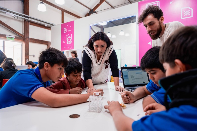 Comenzaron los talleres de innovación tecnológica: chicos y chicas ya crean sus propios prototipos